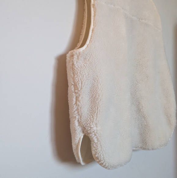 [Weekday] Peggy Fleece Teddy Vest in Off White - Picture 5 of 9